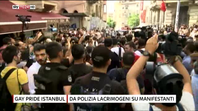 Gay Pride Istanbul, da polizia lacrimogeni su manifestanti