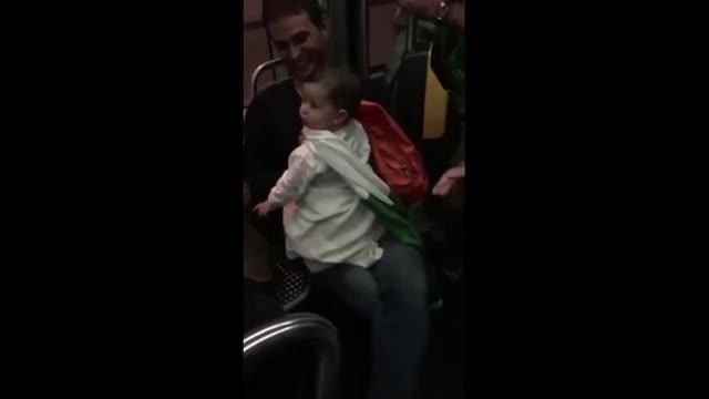 Bimba in treno, i tifosi irlandesi le cantano la ninna nanna