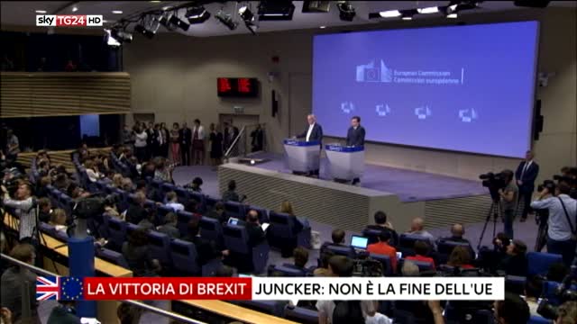 Brexit, la sala stampa applaude Juncker