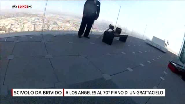Scivolo da brivido al 70° piano di grattacielo a Los Angeles