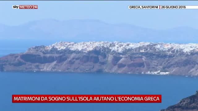 Santorini, matrimoni da sogno aiutano l'economia greca