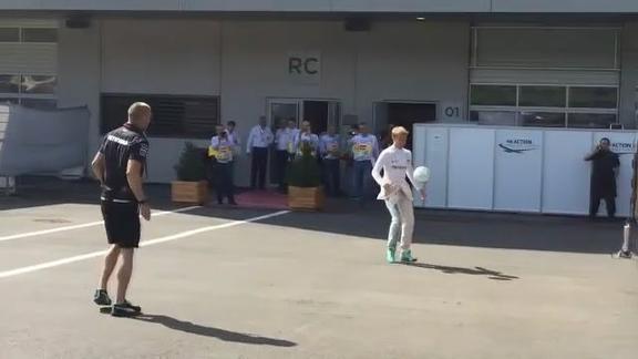 Aspettando Germania-Italia, Nico Rosberg palleggia
