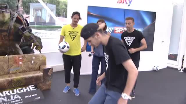 Esibizione freestyle con pallone da calcio dei "Fast Foot"