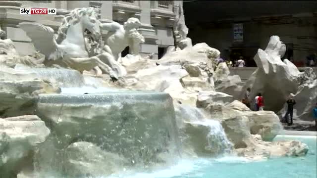 Bagno nelle fontane, a Roma multa da 450 euro a turista