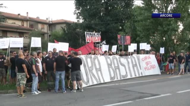 Milan, la protesta dei tifosi: sit-in ad Arcore
