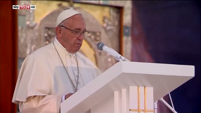 Il Papa invita i giovani a formare un ponte con le mani