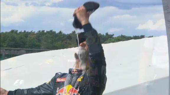 Ricciardo show: beve lo champagne dalla scarpa