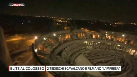 Blitz al Colosseo, 2 tedeschi scavalcano e filmano "impresa"
