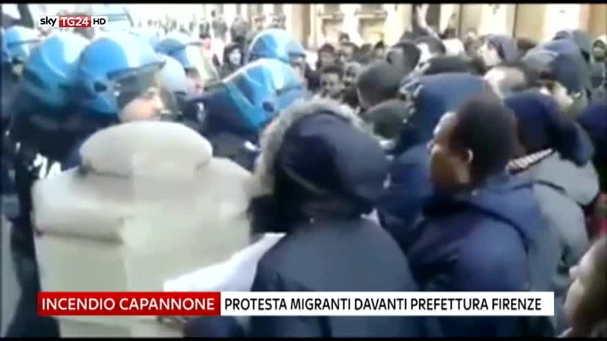 Firenze, protesta dei migranti davanti alla prefettura