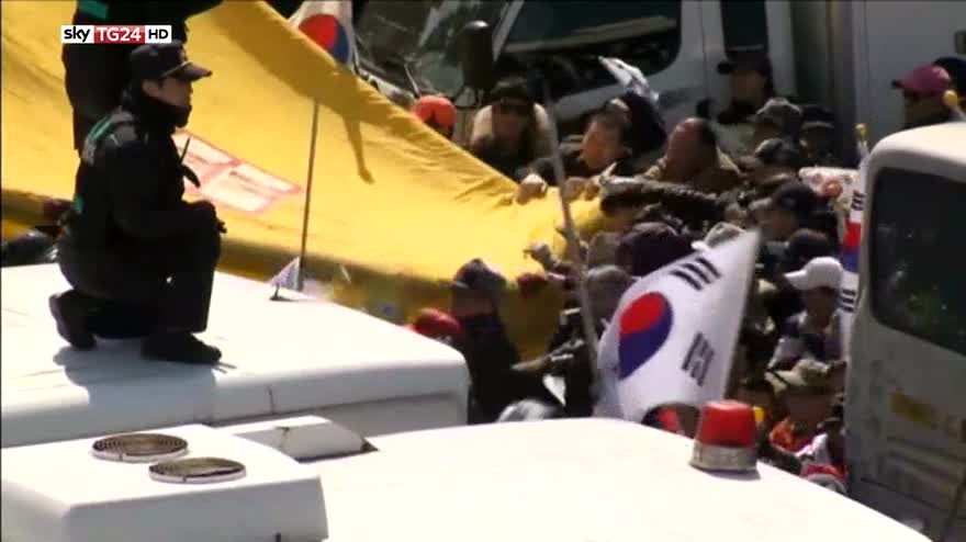 Sud Corea, destituita la presidente: scontri
