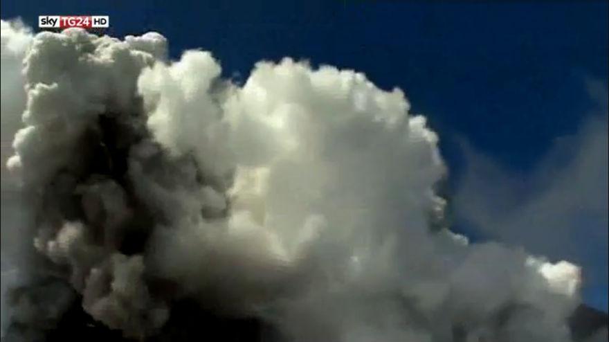 Etna ancora in attività, limitazione voli a catania