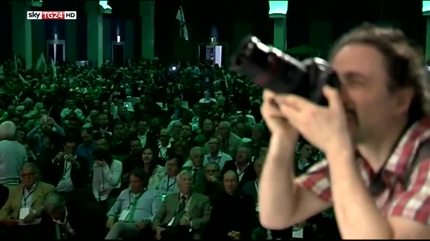 Lega: Salvini confermato segretario, Bossi fischiato