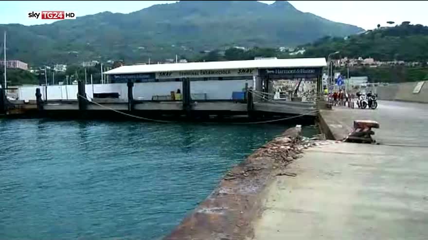 Traghetto urta molo Ischia, 50 feriti lievi