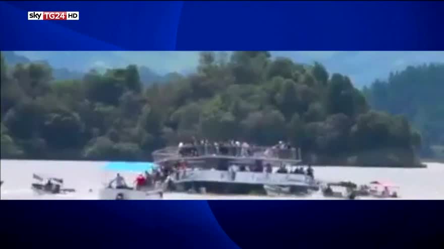 Colombia, battello con 150 turisti affonda