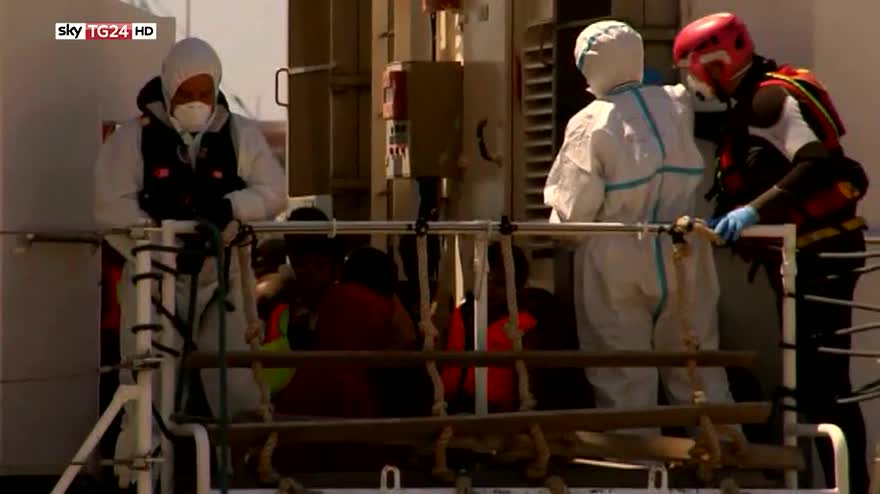 Aiutiamoli a casa loro, toni diversi tra Vaticano e Cei