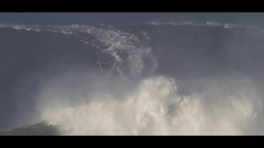 Portogallo, surfista cavalca muro d'acqua
