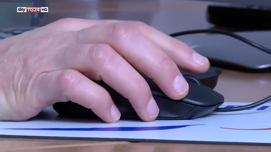 Truffe online, ricattato da finto poliziotto si uccide
