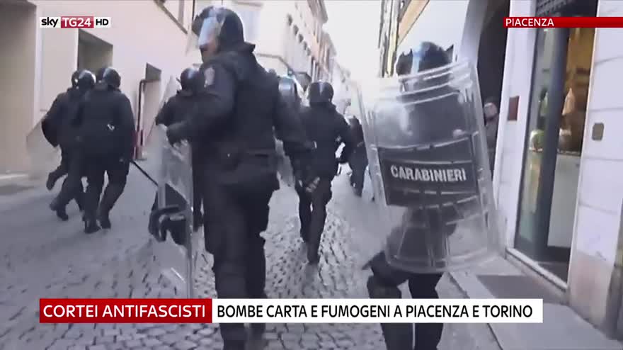 Cortei antifascisti, tensione a Piacenza e Torino