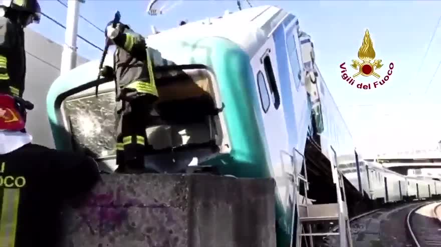 Genova, pompieri soccorrono macchinista su treno deragliato