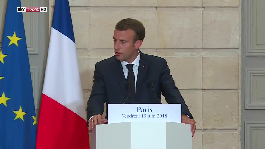 Macron: attuale risposta europea su migranti non idonea