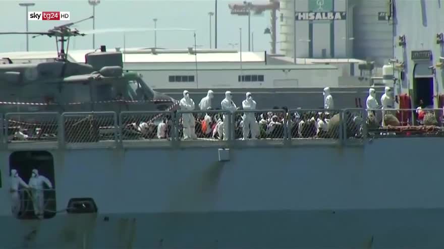 Migranti, nave Open Arms a Barcellona con 60 migranti