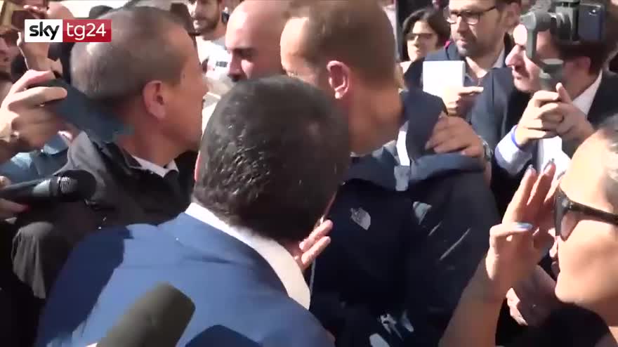 Salvini, contestazioni e applausi a Roma