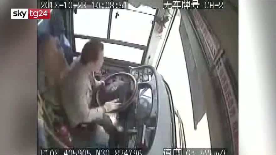 Cina, bus fuori strada dopo lite autista-passeggera