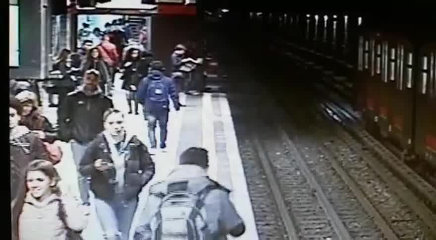 Metropolitana Milano, telecamere filmano
donna sui binari