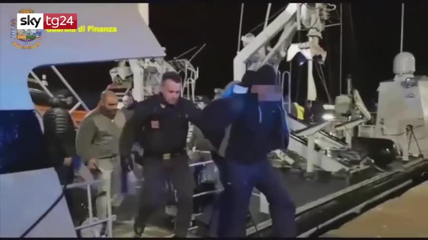 Guardia finanza scopre veliero con 11 tonnellate di droga