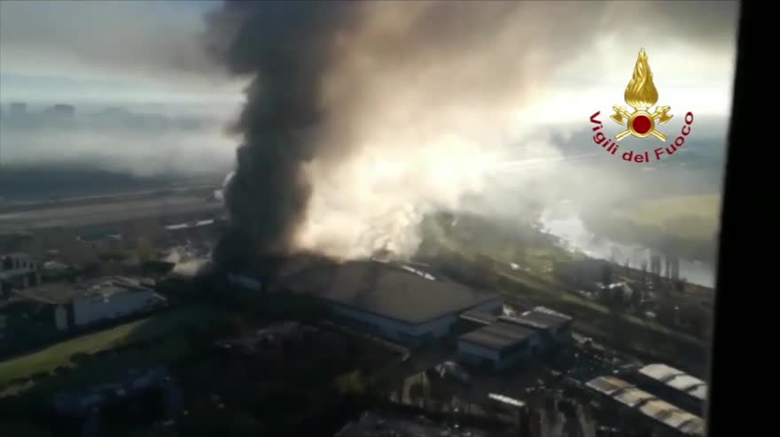 Rogo in un capannone di rifiuti: la nube nera su Roma