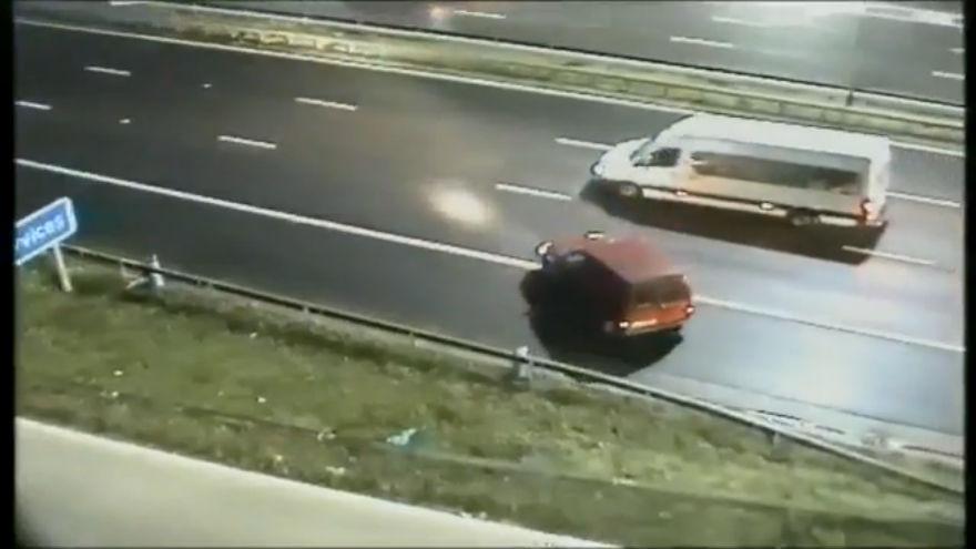 Gb, ubriaco contromano sull'autostrada: polizia lo sperona