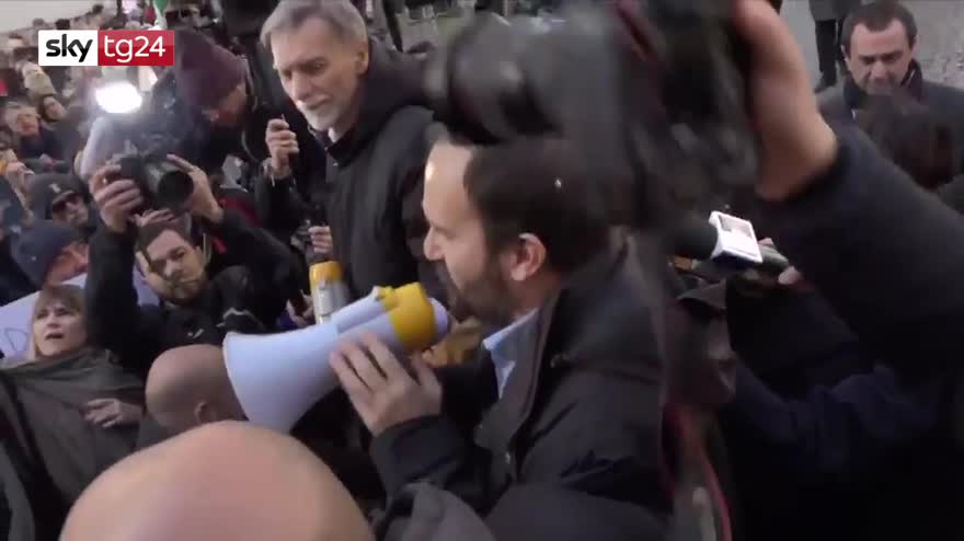 I deputati del Pd in piazza contro la manovra
