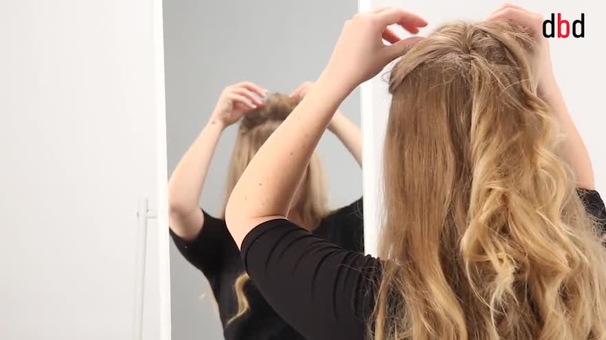Video tutorial pettinatura: capelli mossi semiraccolti