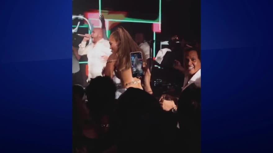 J Lo alla consolle per festeggiare i suoi 50 anni. VIDEO