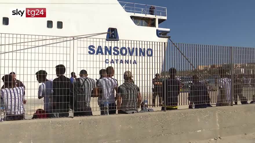 Openarms sequestrata, sbarco migranti eseguito