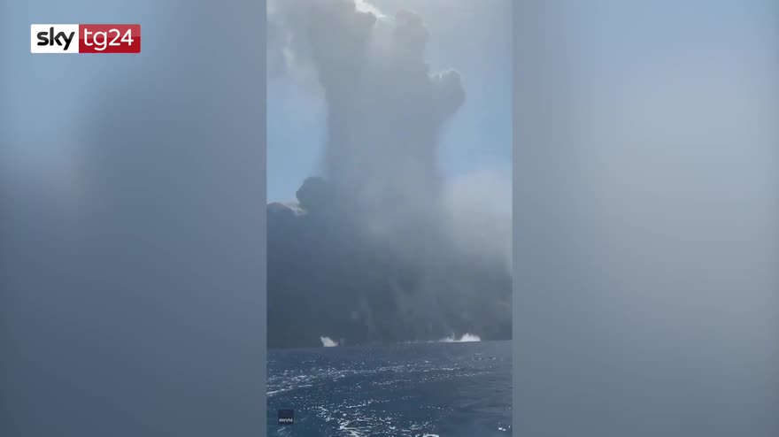 Eruzione dello Stromboli vista dal mare: VIDEO