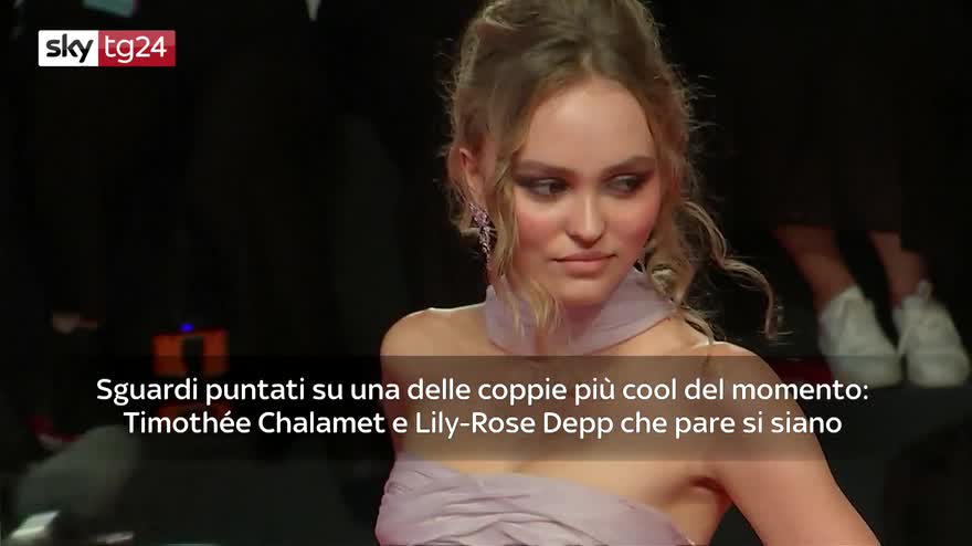 VIDEO Al festival di Venezia tutti pazzi per Lily-Rose Depp