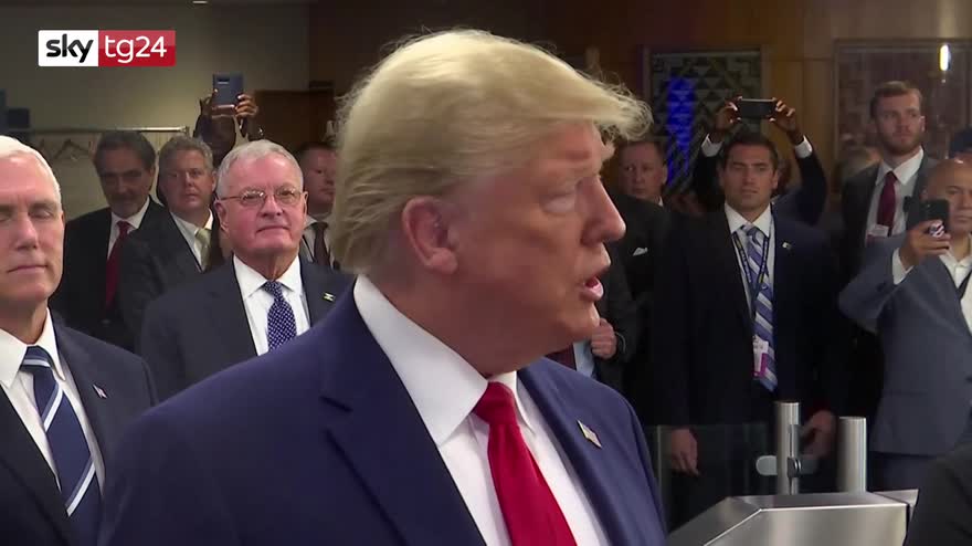 L'occhiataccia di Greta verso Trump diventa virale