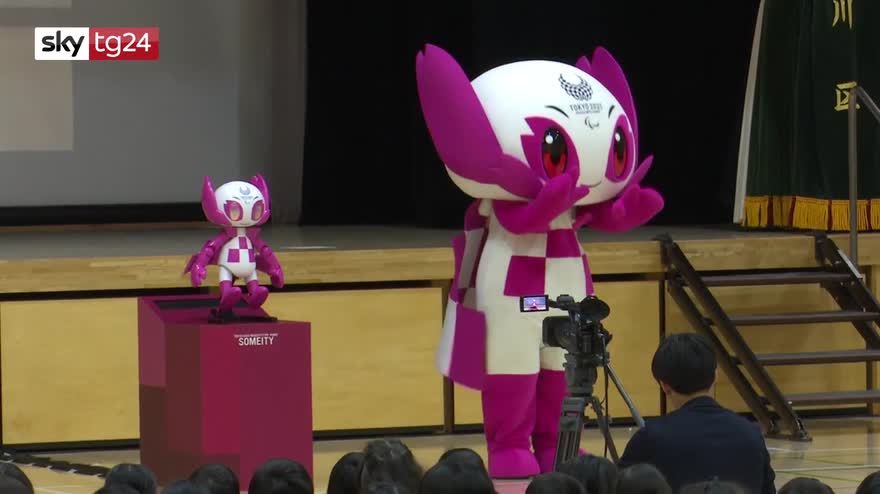 Tokyo 2020, i Robot mascotte fanno visita agli studenti