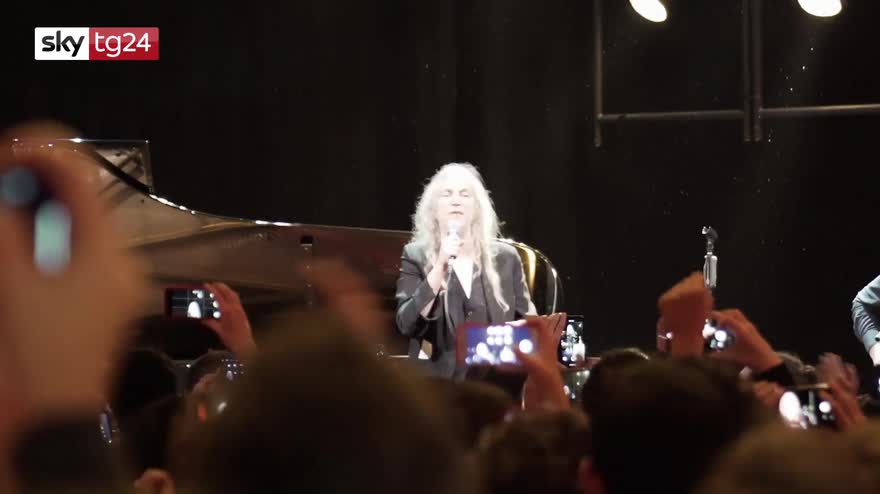 Tosca Scala, Patti Smith canta all'Ansaldo per prima diffusa