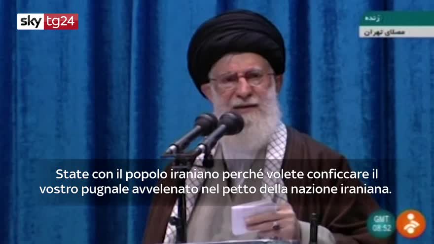 Crisi Usa-Iran: Khamenei guida la preghiera e attacca Trump