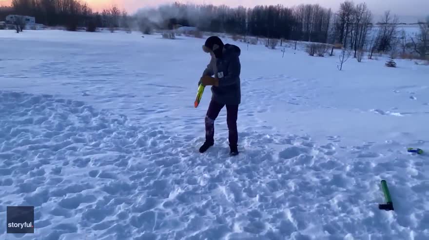 Canada, spara acqua bollente e diventa subito ghiaccio