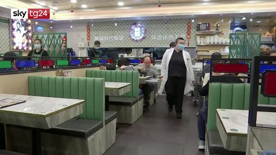 Hong Kong, misure contro il contagio in ristorante