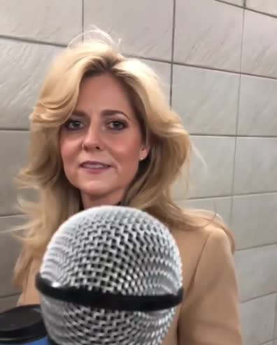 Londra, donna sorprende cantando Shallow di Lady Gaga. VIDEO