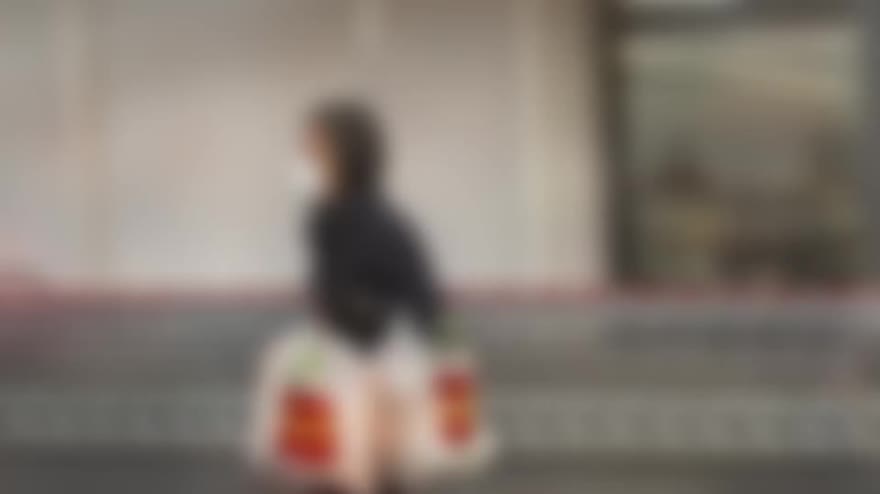 Casalpusterlengo, la spesa con mascherina e guanti. VIDEO