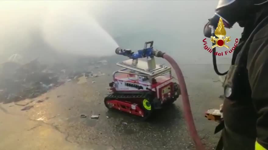 Roma, robot aiuta pompieri a spegnere incendio