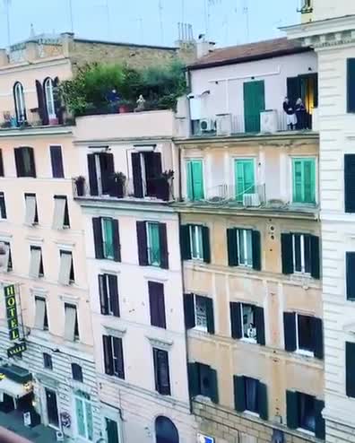 Coronavirus, Sangiorgi canta al balcone per condomini