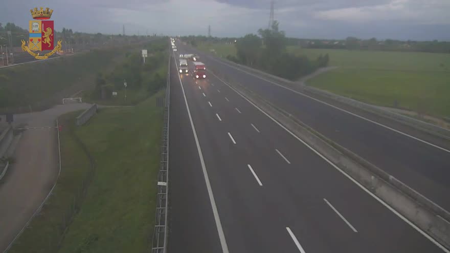 Incidente stradale Modena, scoppia pneumatico: video