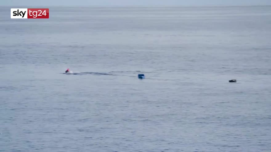 Migranti, dal Canale di Sicilia sos di barche in difficoltà