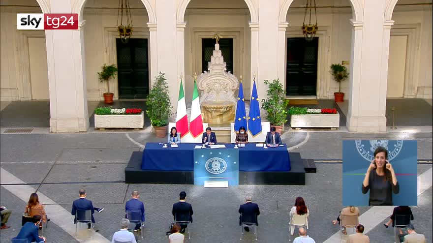 Conte: governo darà 11 mln di mascherine alle scuole